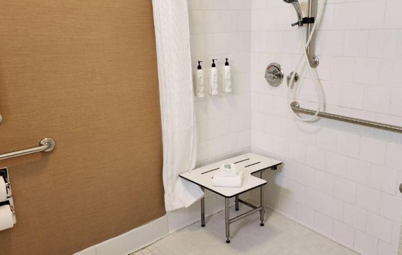 اتاق استاندارد با تخت بزرگ برای معلولان, Americinn By Wyndham St Cloud Mn Shopping Area