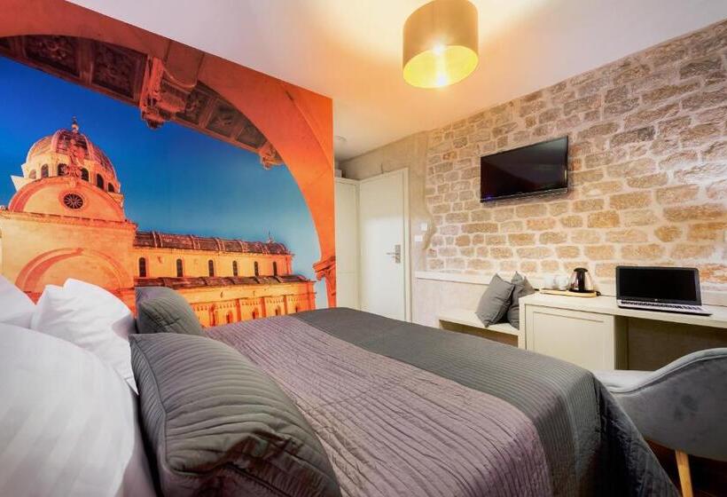 اتاق استاندارد با تخت بزرگ, Fenice Palace
