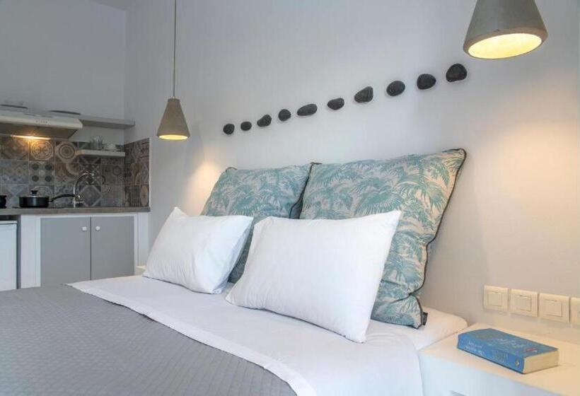 استودیوی استاندارد, Gaia Lux Inn