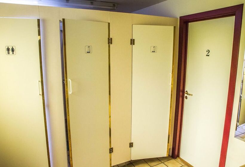 اتاق استاندارد با سرویس بهداشتی مشترک, Korpudalur Hi Hostel