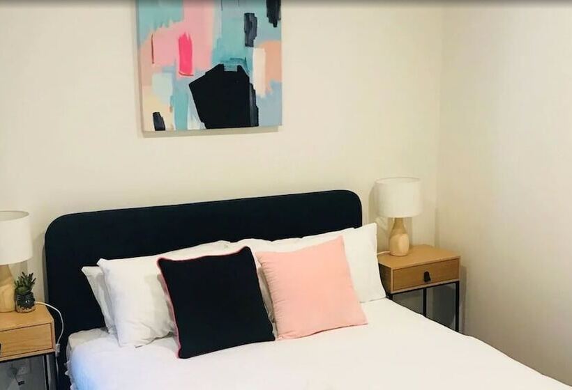 1 Bedroom Apartment City View, Saint Domain
