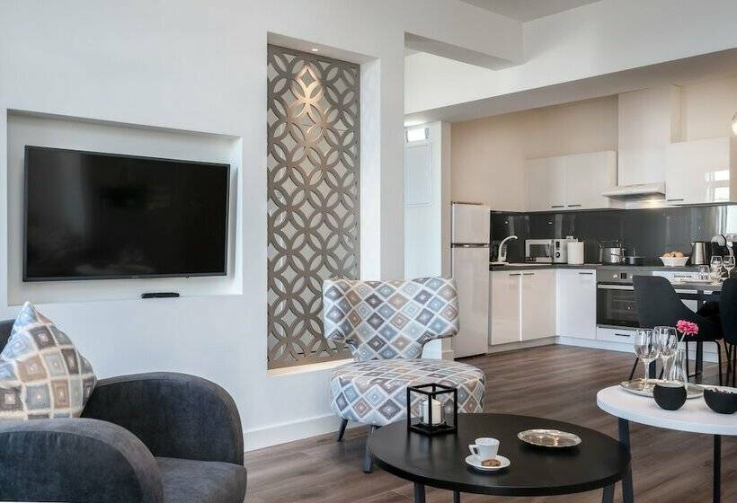 سوئیت با بالکن, Urban Nest   Suites & Apartments