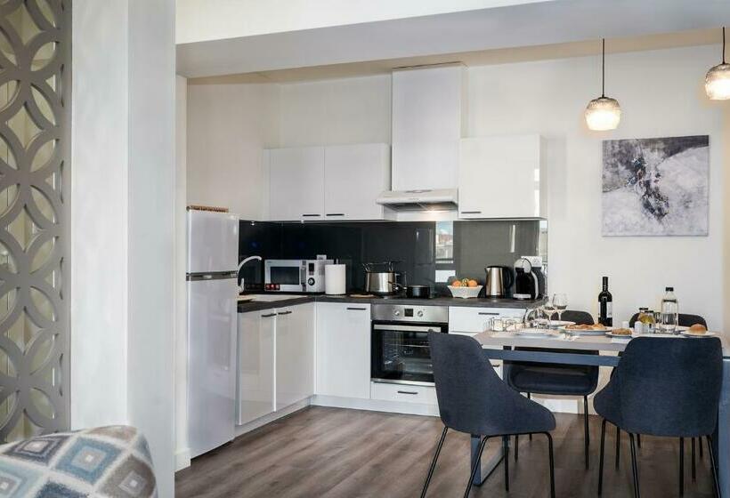 سوییت اجرایی, Urban Nest   Suites & Apartments