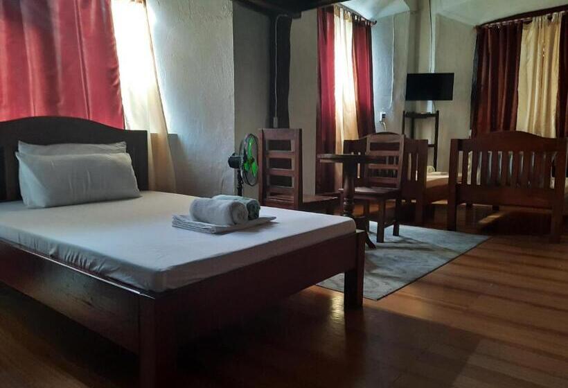 اتاق خانوادگی, Escolta's Homey Lodge