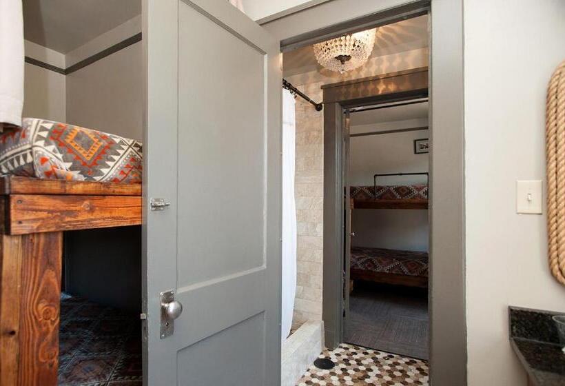 تختخواب در اتاق مشترک, Gardner Hotel & Hostel
