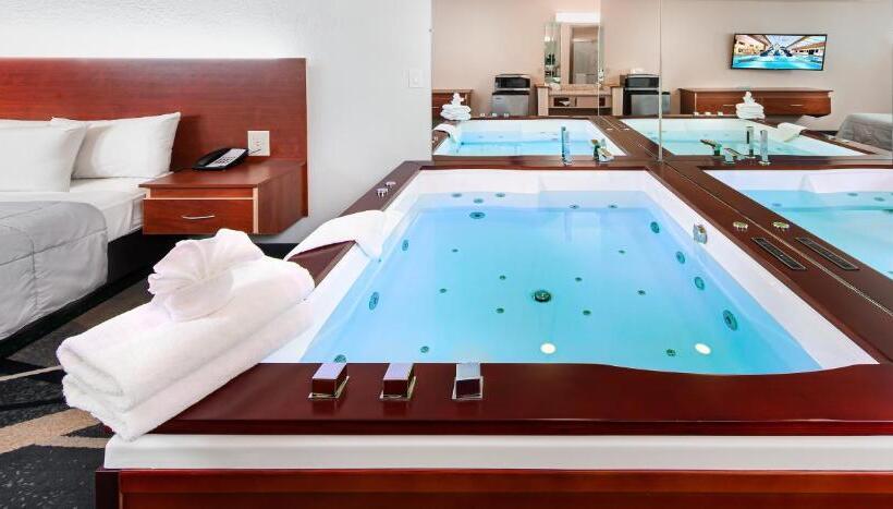 سوییت لوکس, Grand Marquis Waterpark Hotel & Suites