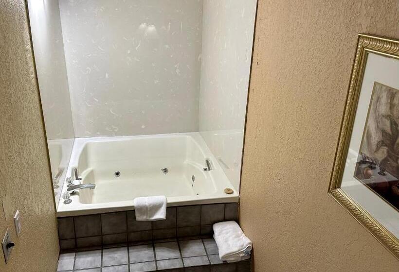 キングサイズベッドのスイートルーム, Clarion Inn & Suites Near The Leconte Center Pigeon Forge