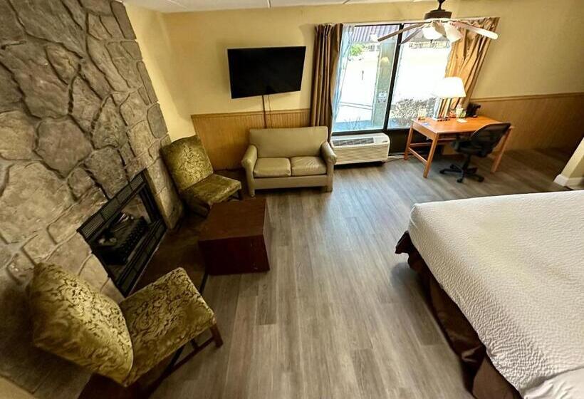 キングサイズベッドのスイートルーム, Days Inn & Suites By Wyndham Pigeon Forge