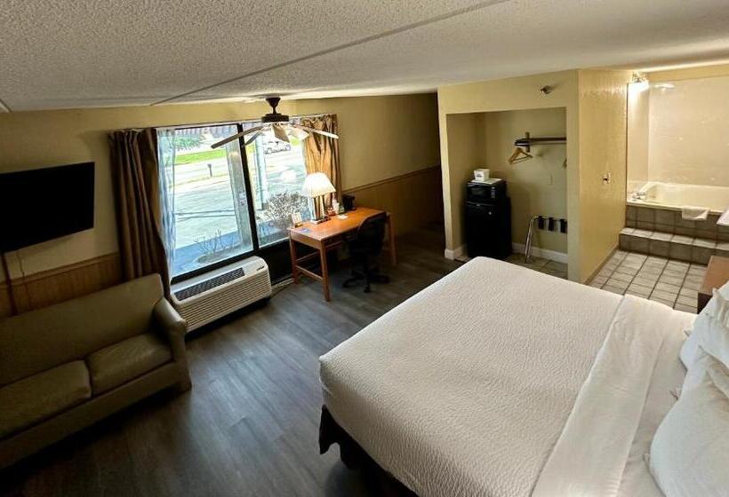 キングサイズベッドのスイートルーム, Clarion Inn & Suites Near The Leconte Center Pigeon Forge