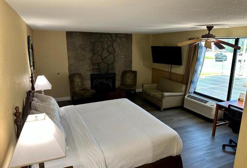 キングサイズベッドのスイートルーム, Clarion Inn & Suites Near The Leconte Center Pigeon Forge