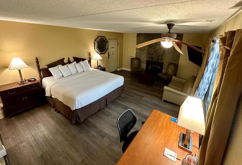 キングサイズベッドのスイートルーム, Clarion Inn & Suites Near The Leconte Center Pigeon Forge