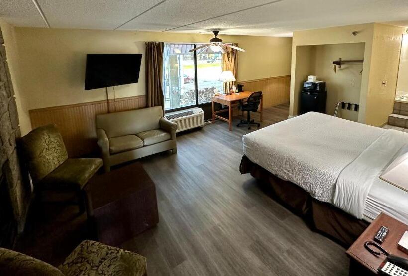 キングサイズベッドのスイートルーム, Clarion Inn & Suites Near The Leconte Center Pigeon Forge