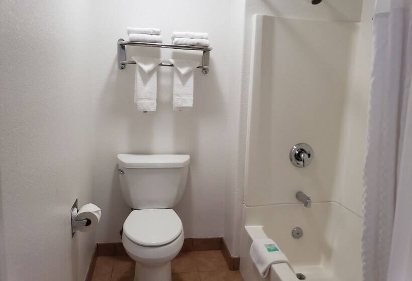 سوئیت با وان آب گرم, Fairview Inn & Suites