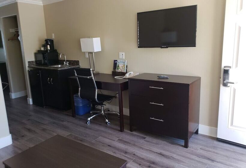 سوئیت با وان آب گرم, Fairview Inn & Suites