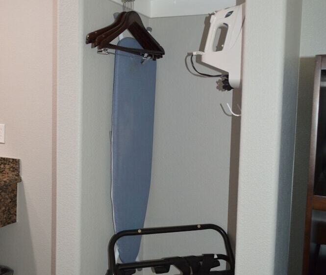 سوئیت با وان آب گرم, Fairview Inn & Suites