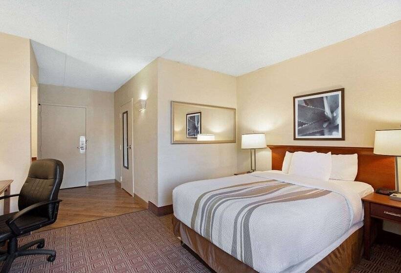 Deluxe Room, La Quinta Inn & Suites By Wyndham New Haven