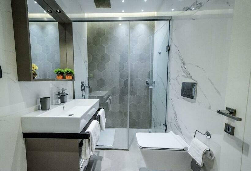 اتاق استاندارد سه تخته با بالکن, Vila Tirana