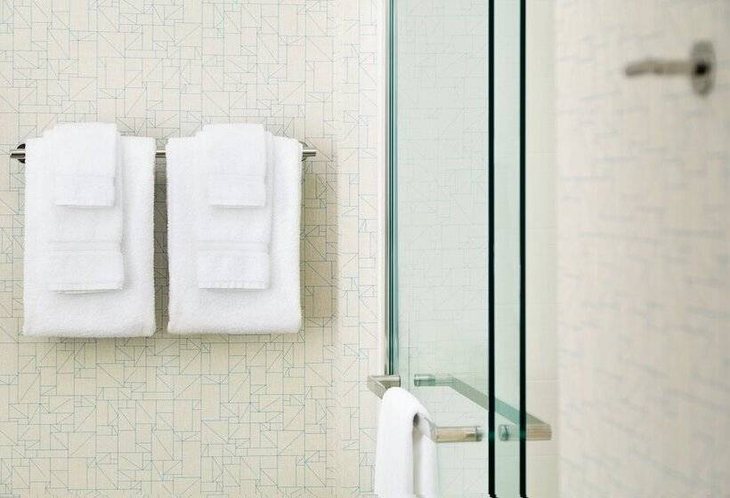 سوئیت برای معلولان, Holiday Inn Express & Suites   Savannah W   Chatham Parkway, An Ihg