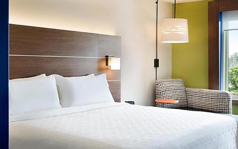 اتاق استاندارد با تخت بزرگ برای معلولان, Holiday Inn Express & Suites   Savannah W   Chatham Parkway, An Ihg