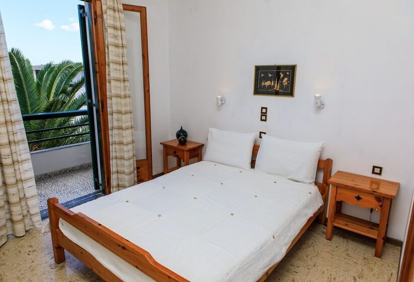 اتاق استاندارد سه نفره, Gioula S Residence