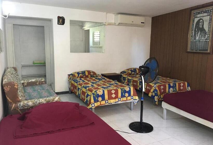 اتاق استاندارد چهار تخته, African Symbol Guest House