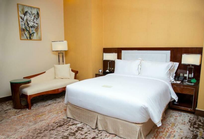 اتاق لوکس با تخت بزرگ, Royal Swiss Lahore