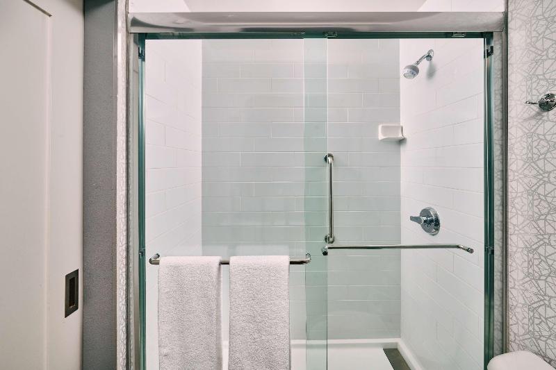اتاق استاندارد با چشم‌انداز کوهستان, Hampton Inn Anchorage
