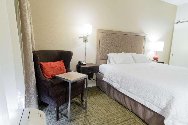 اتاق استاندارد با تخت بزرگ, Hampton Inn Caryvillei75/cove Lakestate Park