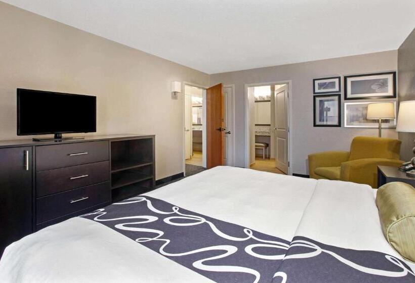 キングサイズベッドのスイートルーム, La Quinta Inn & Suites By Wyndham Detroit Metro Airport
