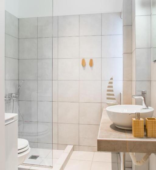استودیوی استاندارد, Pinacota Suites Athens