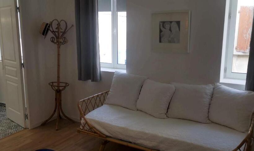 Стандартный внешний трехместный номер с ванной комнатой, La Centenaire Gruissan   Maison D Hôte