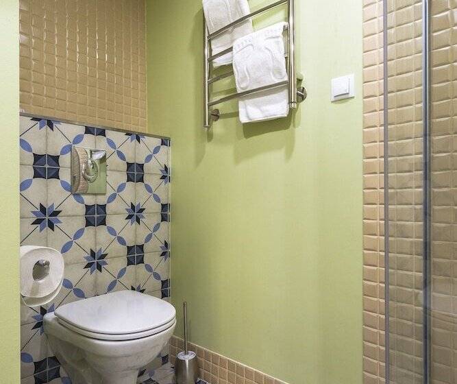 استودیو کامفورت, Om Apartament