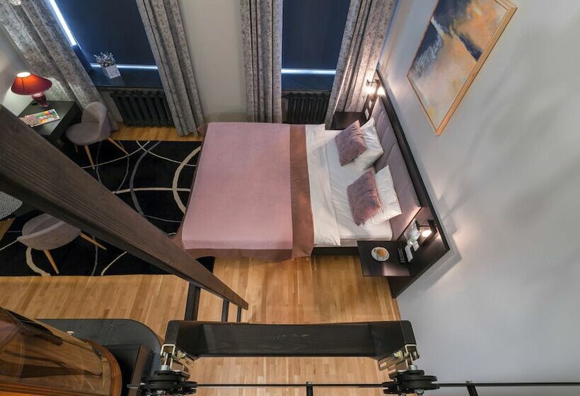 استودیو کامفورت, Om Apartament