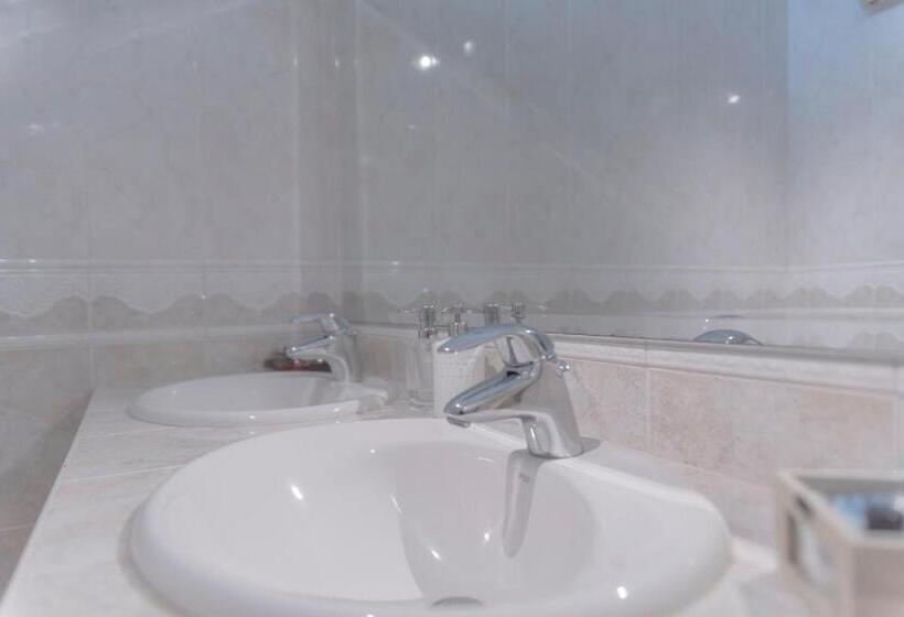 اتاق استاندارد سه نفره, Màhouse Guesthouse