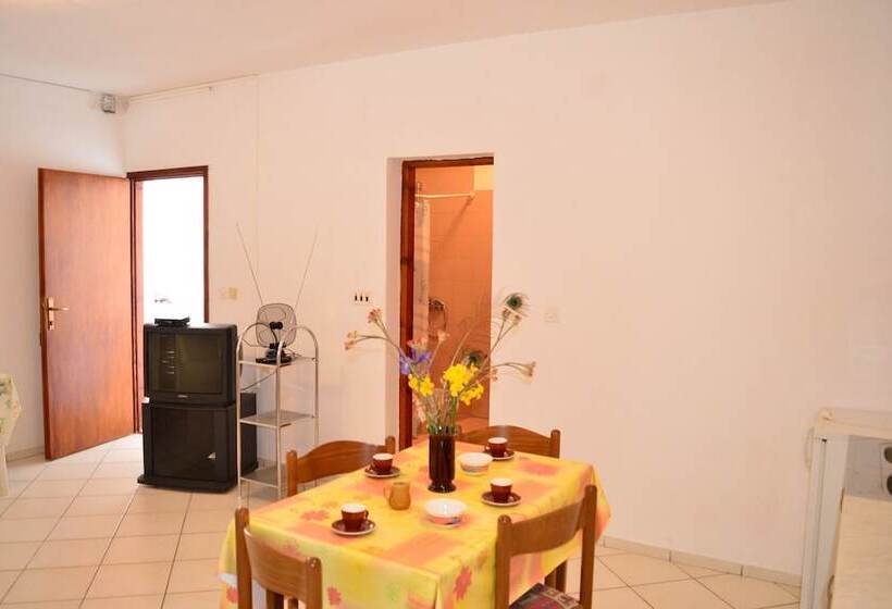 آپارتمان 1 خوابه, Apartments Ivica Pakostane
