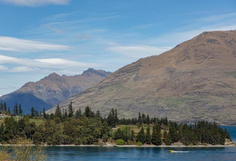Standard studio with lake view, Ramada By Wyndham Queenstown Central