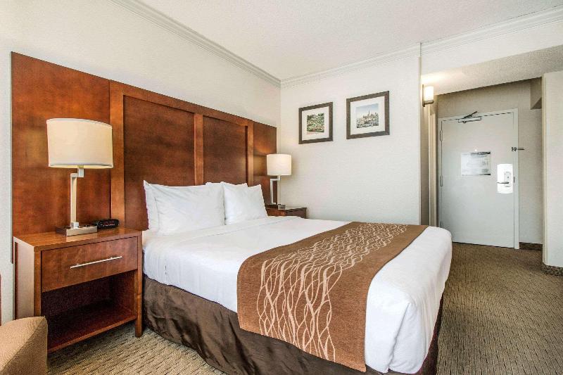 اتاق استاندارد با چشم‌انداز باغ, Hilton Seattle Airport & Conference Center