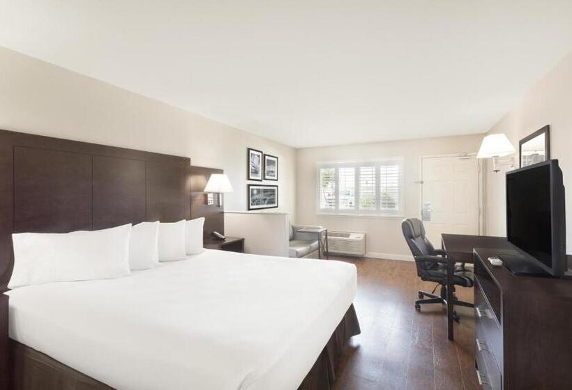 Habitación Estándar Cama King Adaptada para personas con movilidad reducida, Baymont By Wyndham Modesto Salida