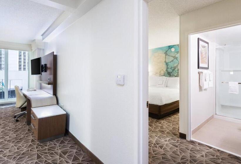 سوئیت با تخت بزرگ, Courtyard Miami Downtown Brickell Area