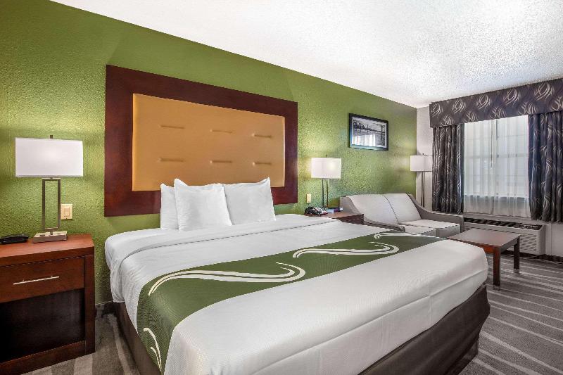 اتاق استاندارد با تخت بزرگ, Quality Inn & Suites