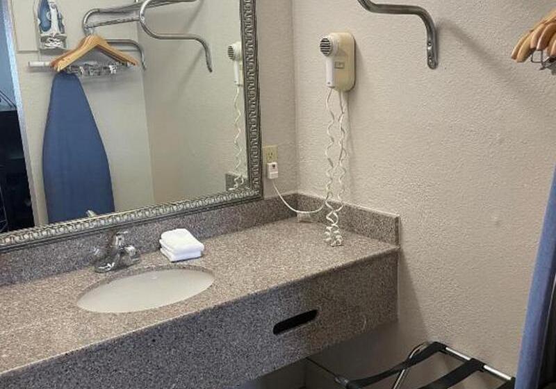 اتاق استاندارد با تخت بزرگ, Quality Inn & Suites