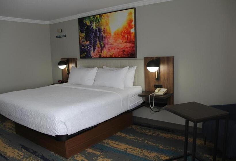 اتاق استاندارد با تخت بزرگ برای معلولان, La Quinta Inn & Suites By Wyndham Yakima Downtown