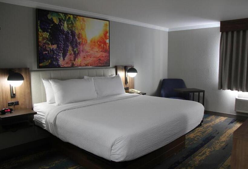 اتاق استاندارد با تخت بزرگ برای معلولان, La Quinta Inn & Suites By Wyndham Yakima Downtown