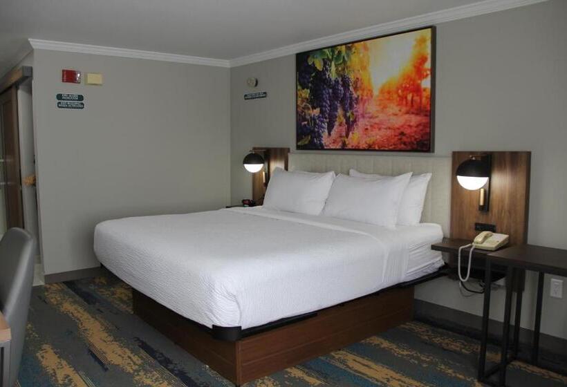 اتاق استاندارد با تخت بزرگ برای معلولان, La Quinta Inn & Suites By Wyndham Yakima Downtown