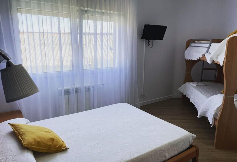 اتاق استاندارد سه نفره, Pensión Playa De Sardiñeiro
