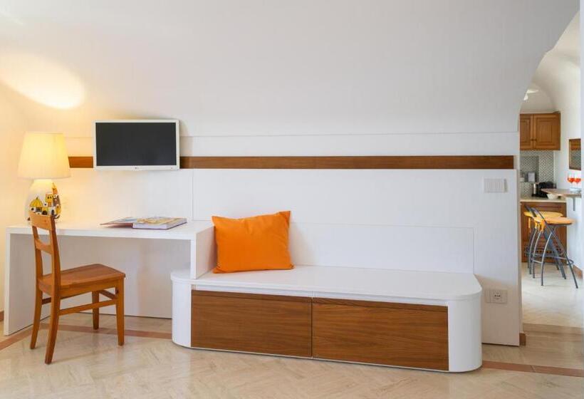 اتاق لوکس با بالکن و چشم‌انداز دریا, Residence Lì Galli