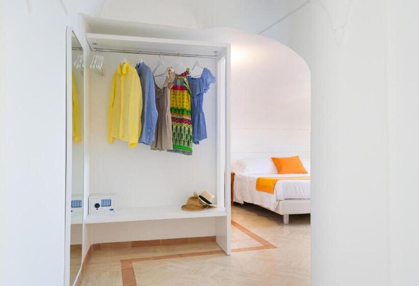 اتاق لوکس با بالکن و چشم‌انداز دریا, Residence Lì Galli