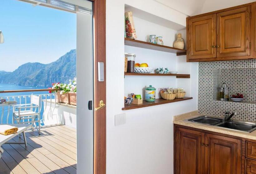 اتاق لوکس با بالکن و چشم‌انداز دریا, Residence Lì Galli