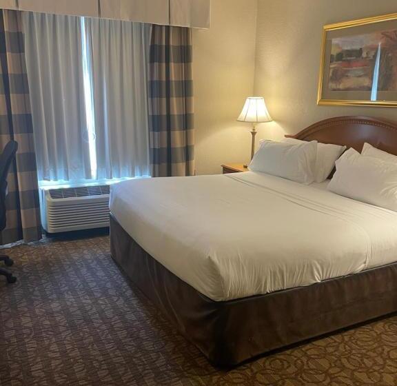 Suite Adapted for people with reduced mobility, Days Inn & Suites By Wyndham La Crosse/onalaska