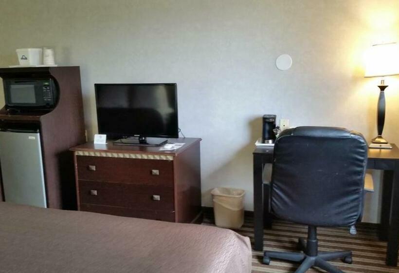 Deluxe Room, Days Inn & Suites By Wyndham Vancouver